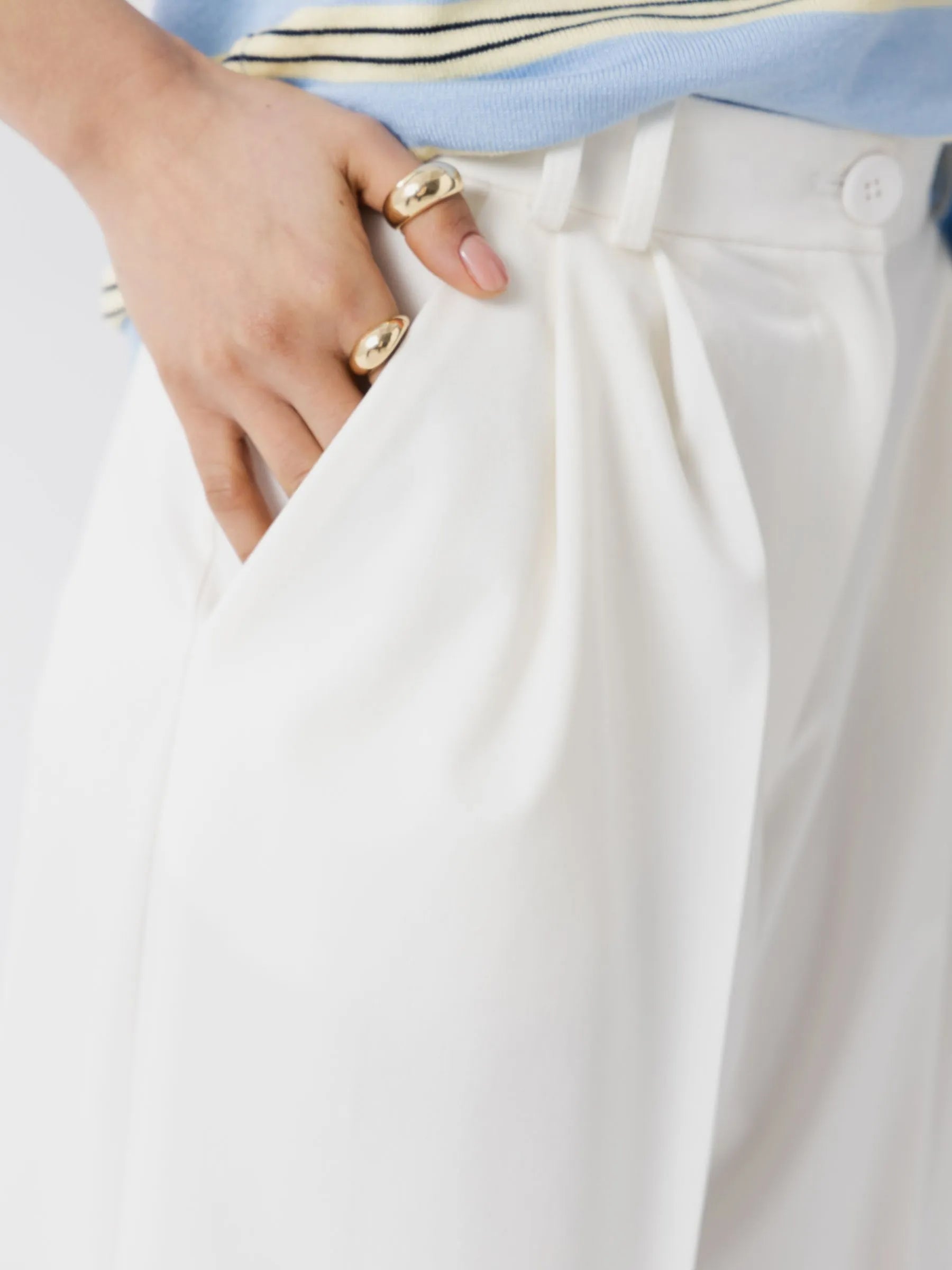 Palazzo season is officially here! 🕊️ If you’re looking for a sign to upgrade your wardrobe with these flowy essentials, this is it. High-waisted, wide-leg, and endlessly stylish.