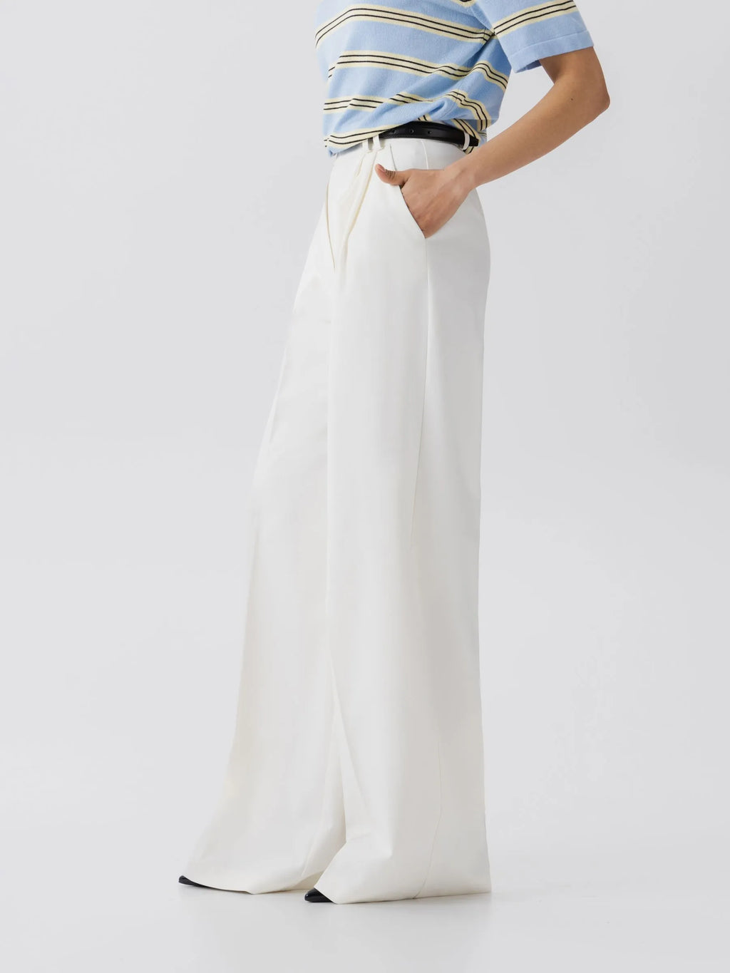 Palazzo season is officially here! 🕊️ If you’re looking for a sign to upgrade your wardrobe with these flowy essentials, this is it. High-waisted, wide-leg, and endlessly stylish.