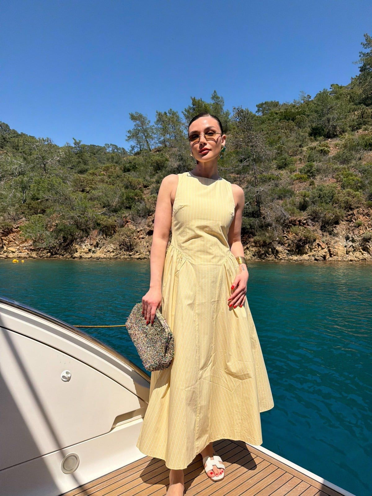 Sun-kissed elegance
Our stunning yellow maxi dress is now available in stock
• Sizes available: S / M / L