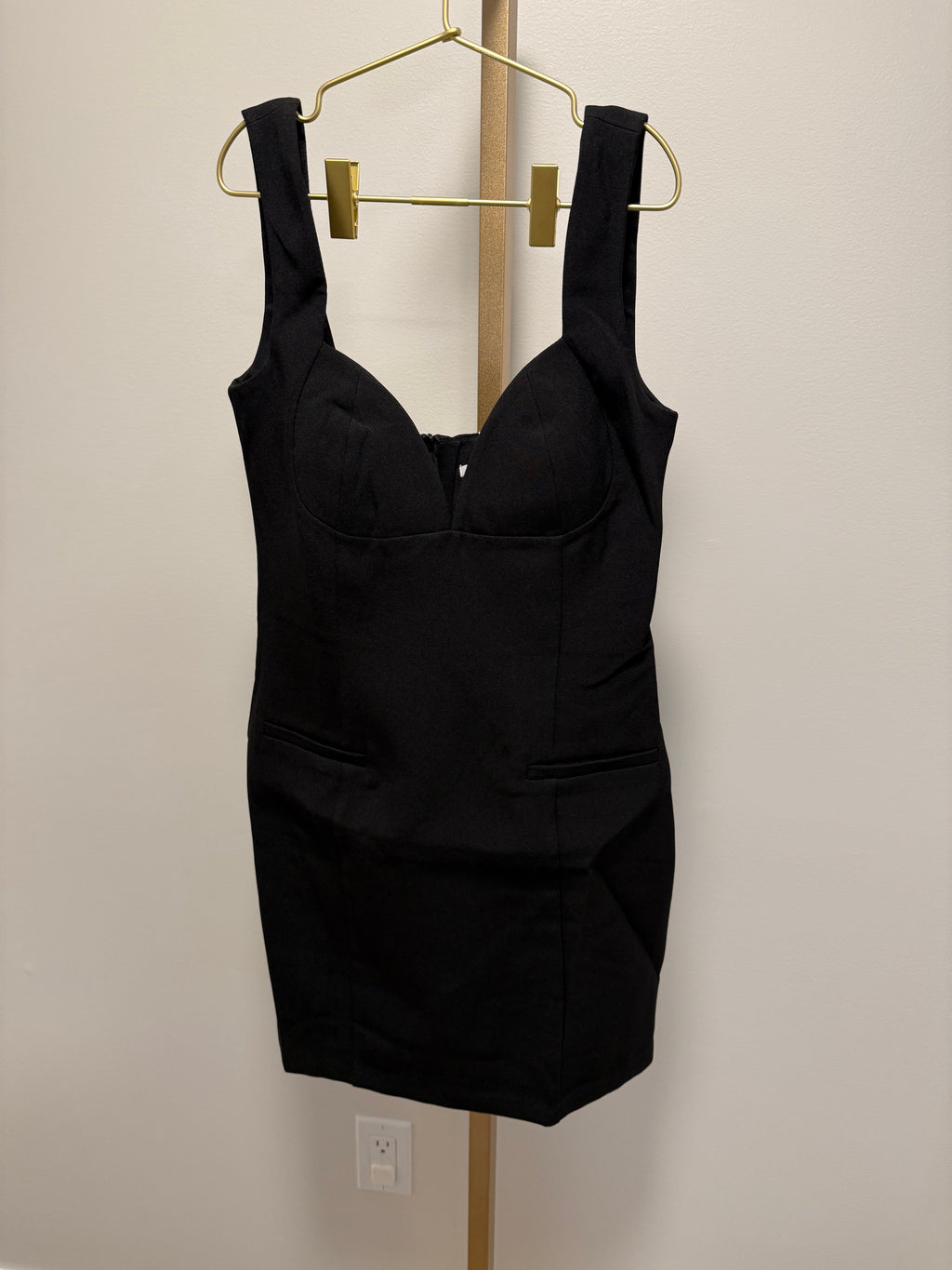 Little black dress energy.
Sizes S/M/L