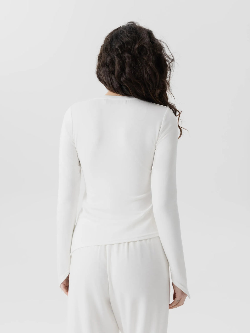Clean lines and effortless vibes. 🕊️ Sometimes all you need is a monochrome look to feel your best.
Sizes:S/M