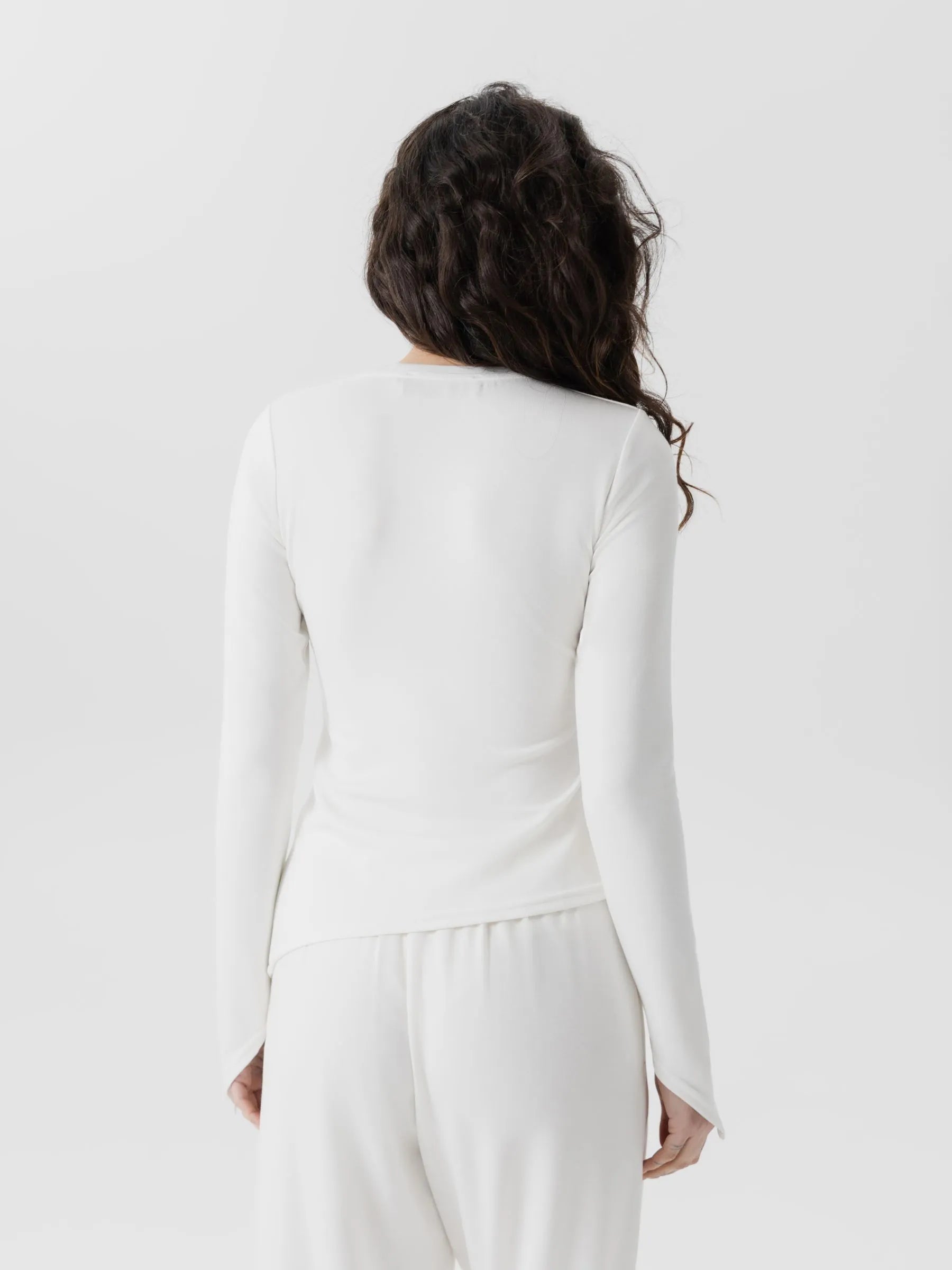 Clean lines and effortless vibes. 🕊️ Sometimes all you need is a monochrome look to feel your best.
Sizes:S/M