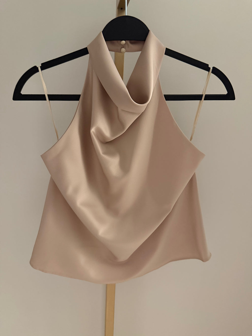 Timeless elegance ✨

Our chic halter neck top is now available 🤍