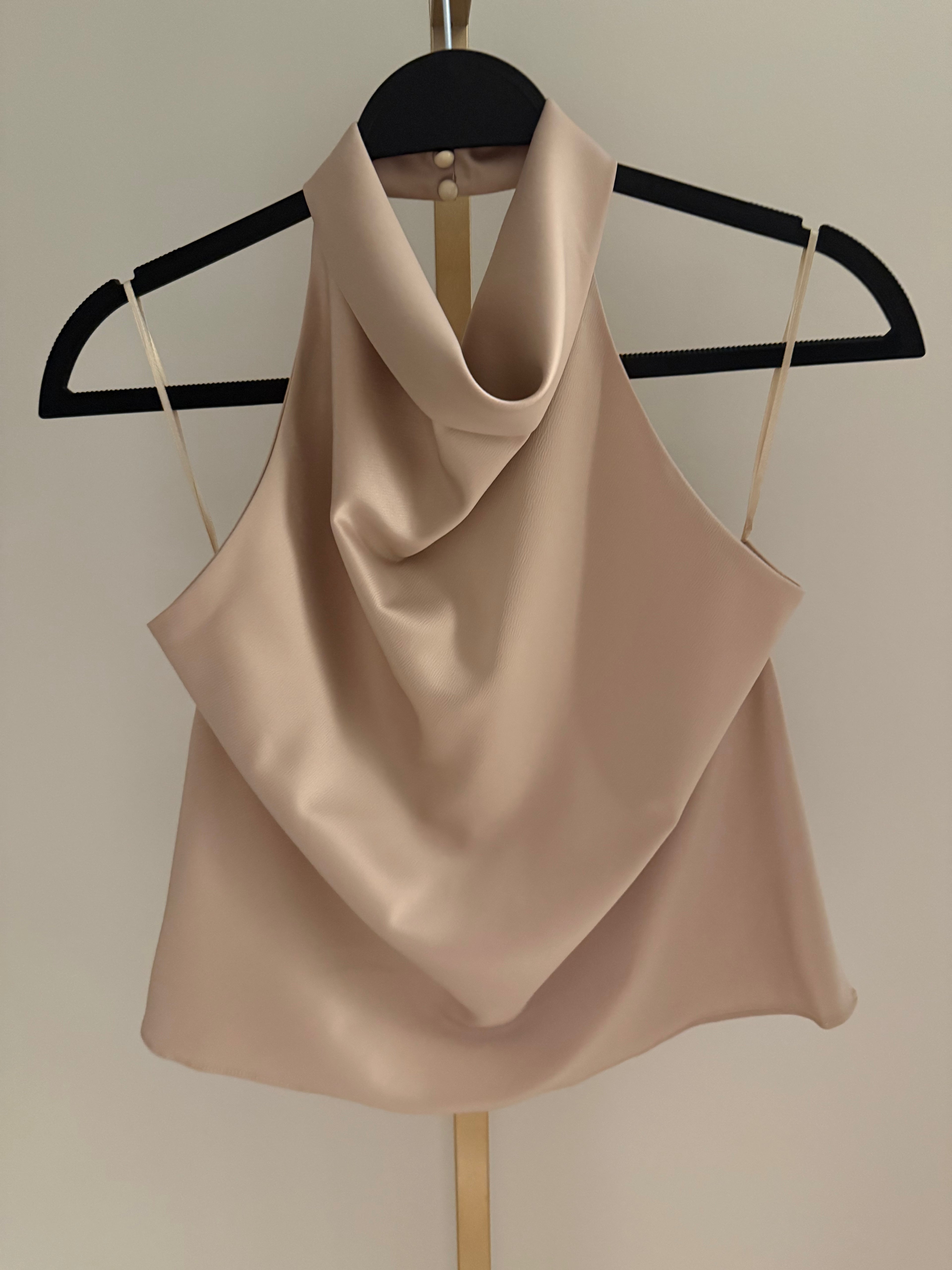 Timeless elegance ✨

Our chic halter neck top is now available 🤍