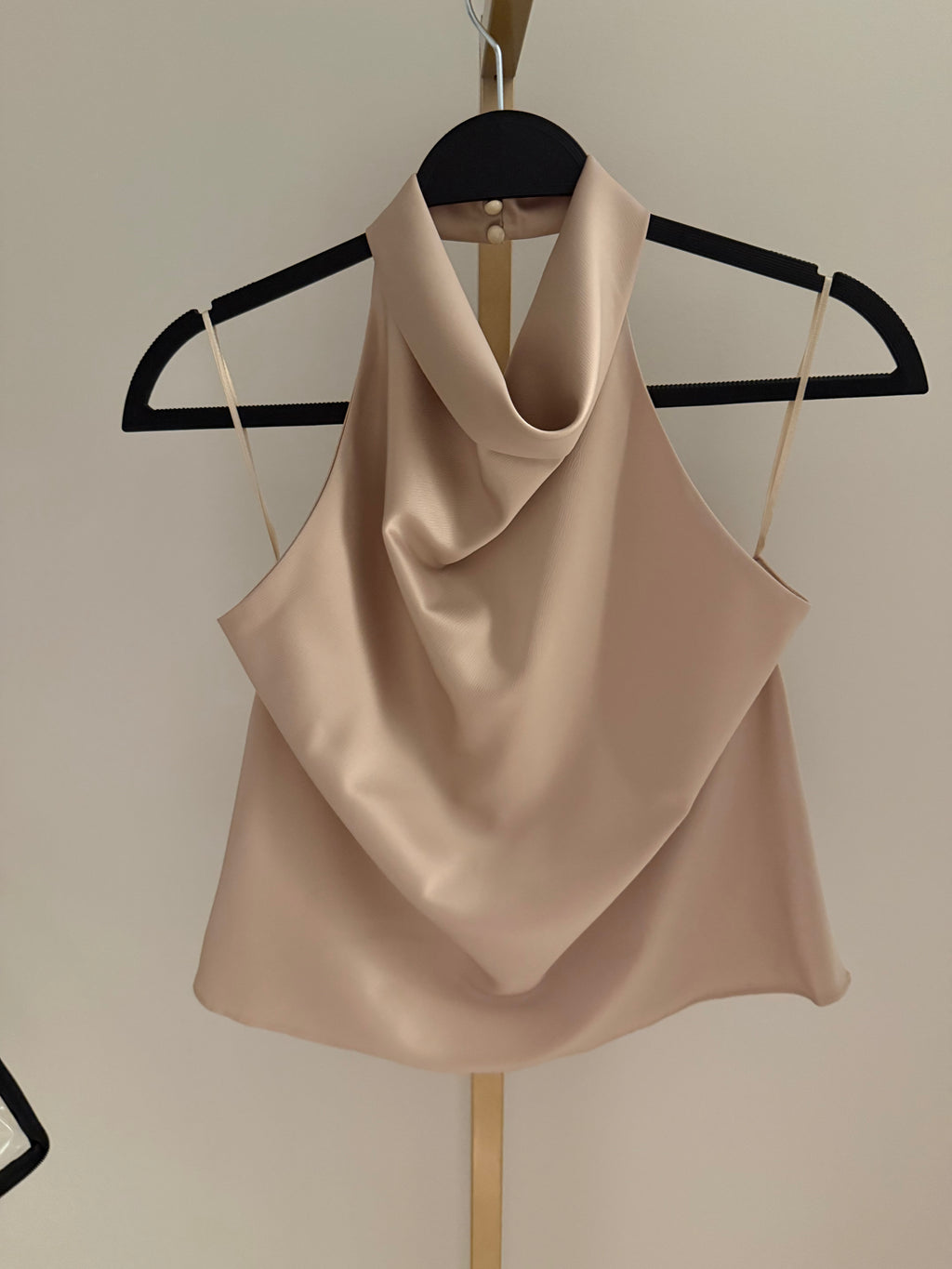 Timeless elegance ✨

Our chic halter neck top is now available 🤍